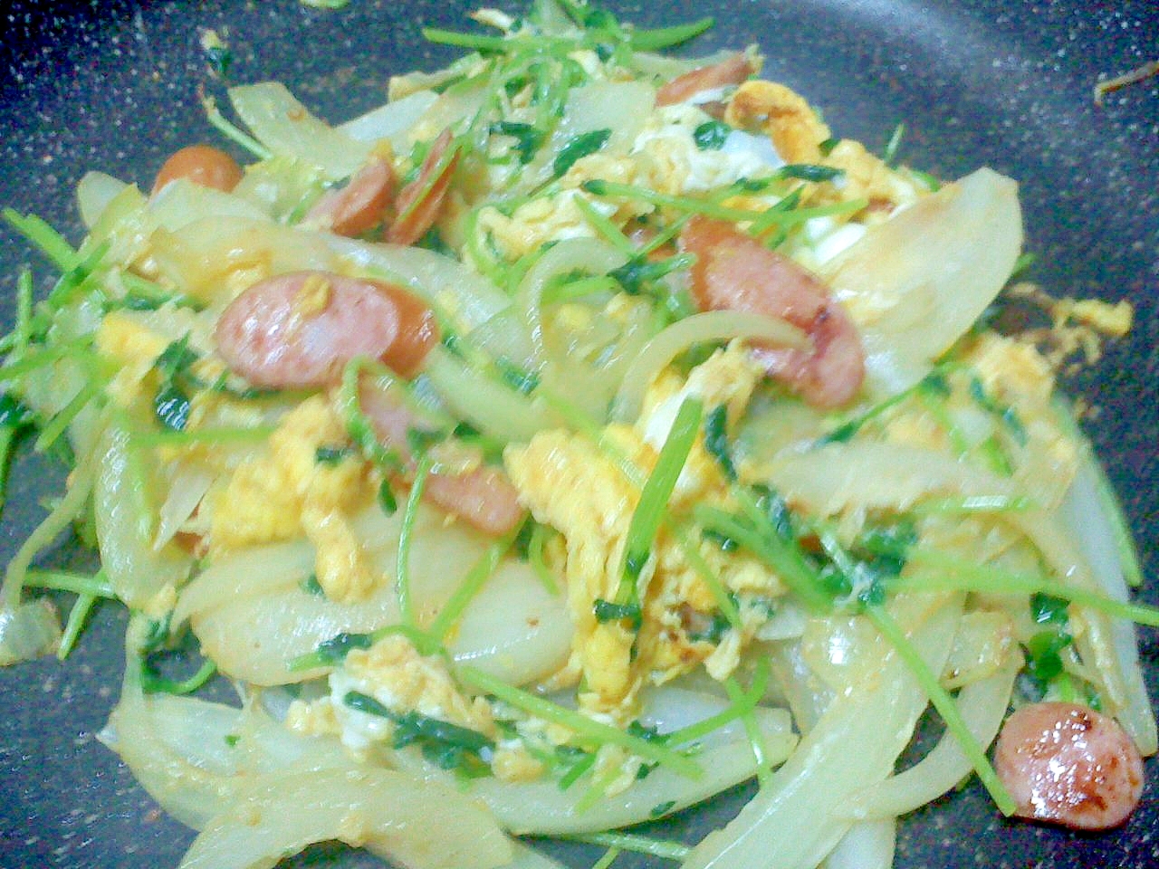 ウィンナーと豆苗と玉ねぎとたまごのにんにく醤油炒め レシピ 作り方 By イ シュリー 楽天レシピ ウィンナーと豆苗と玉ねぎとたまごのにんにく醤油炒め レシピ 作り方 By イ シュリー 楽天レシピ