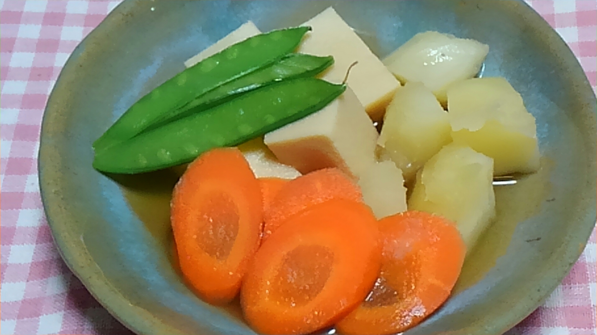 じゃがいもと高野豆腐と人参と絹さやの煮物＊