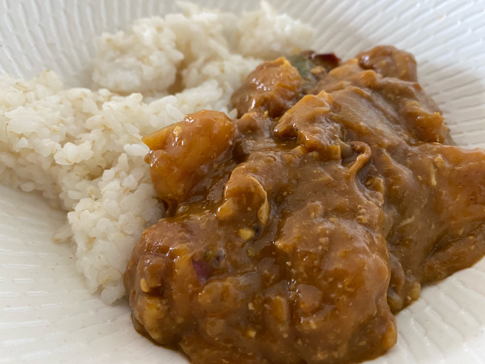 白い皿に盛り付けられた豚汁カレー