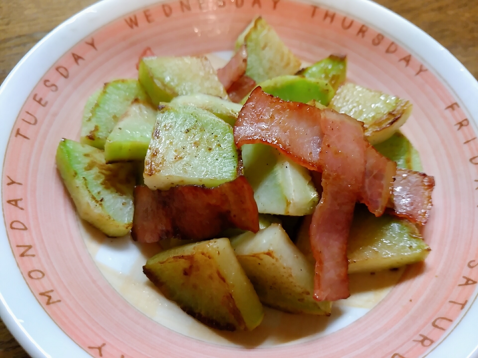 ブロッコリーの茎とベーコンの醤油炒め