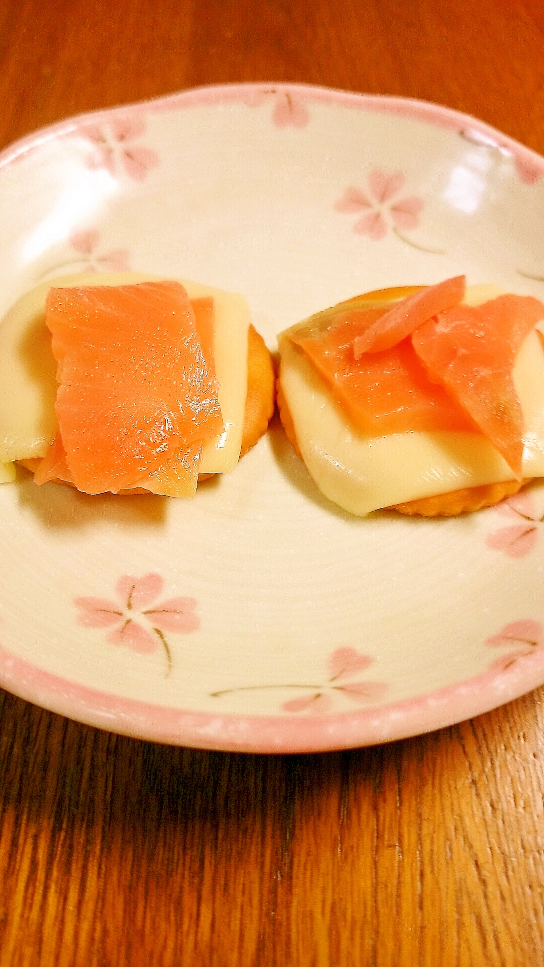 スモークサーモンとチーズのおつまみクラッカー