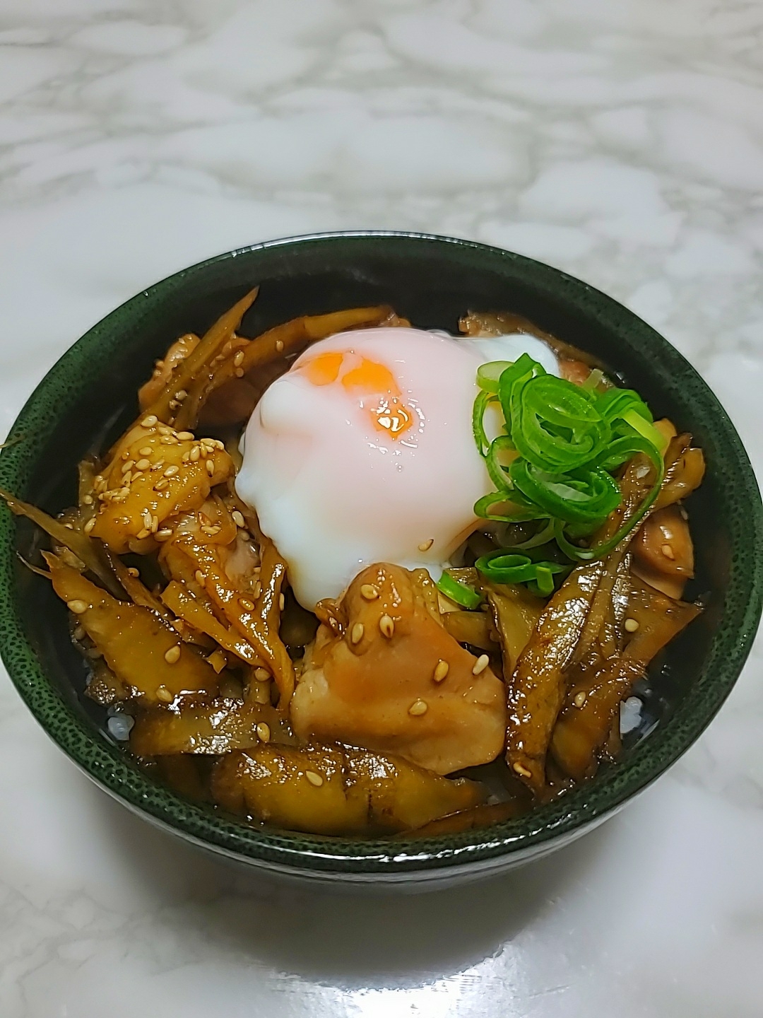 鶏ゴボウ温玉丼