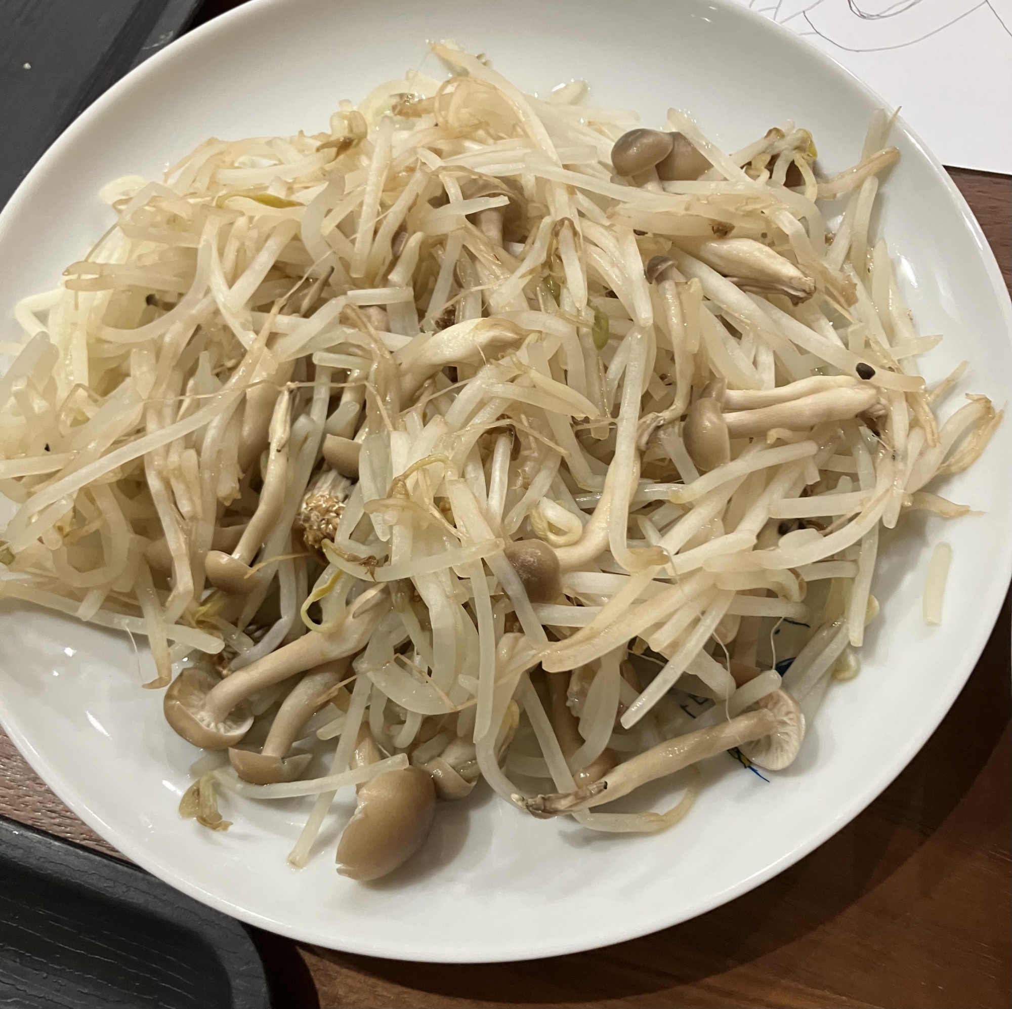 しめじともやしの塩バター炒め