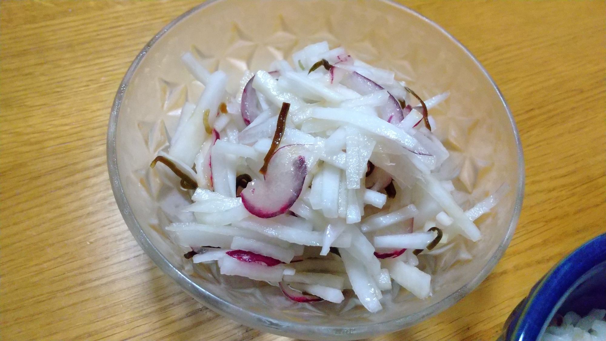 大根と紫玉ねぎの塩昆布サラダ