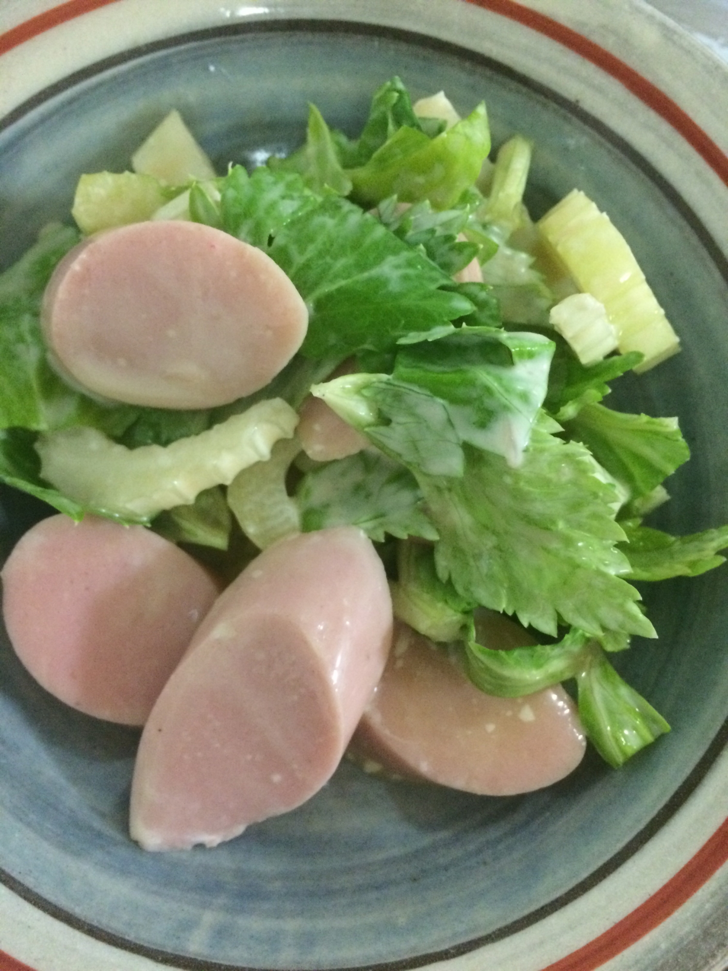 セロリと魚肉ソーセージのサラダ