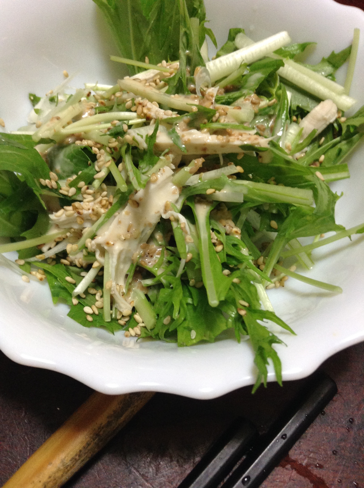 蒸し鶏と水菜とネギのゴマドレッシングサラダ