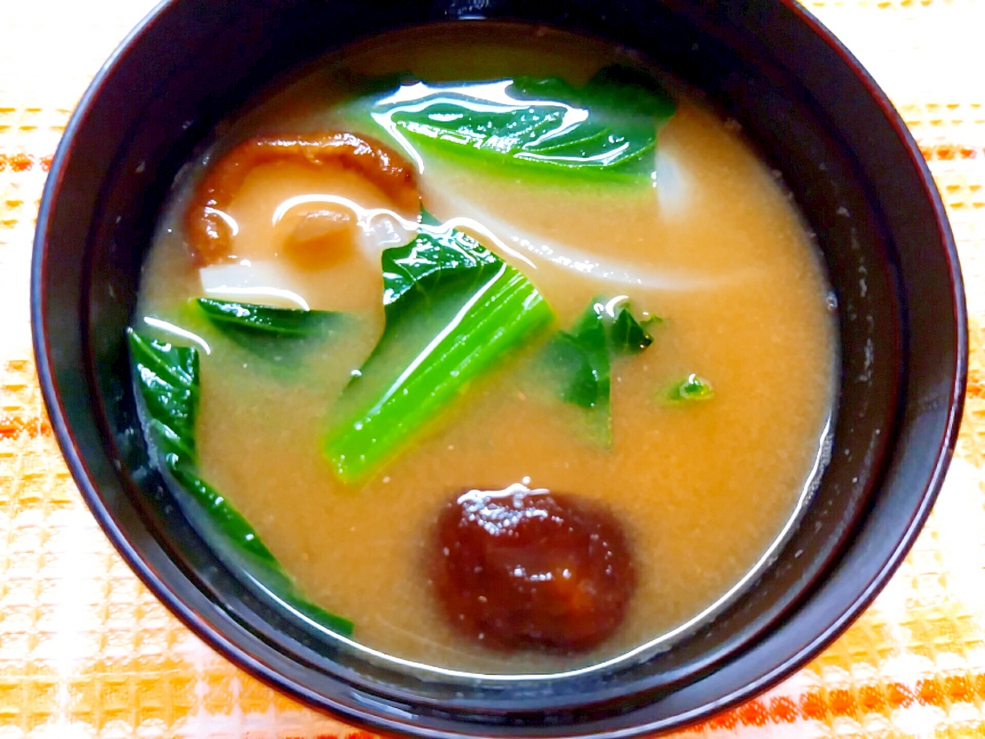 小松菜と椎茸と玉ねぎの味噌汁