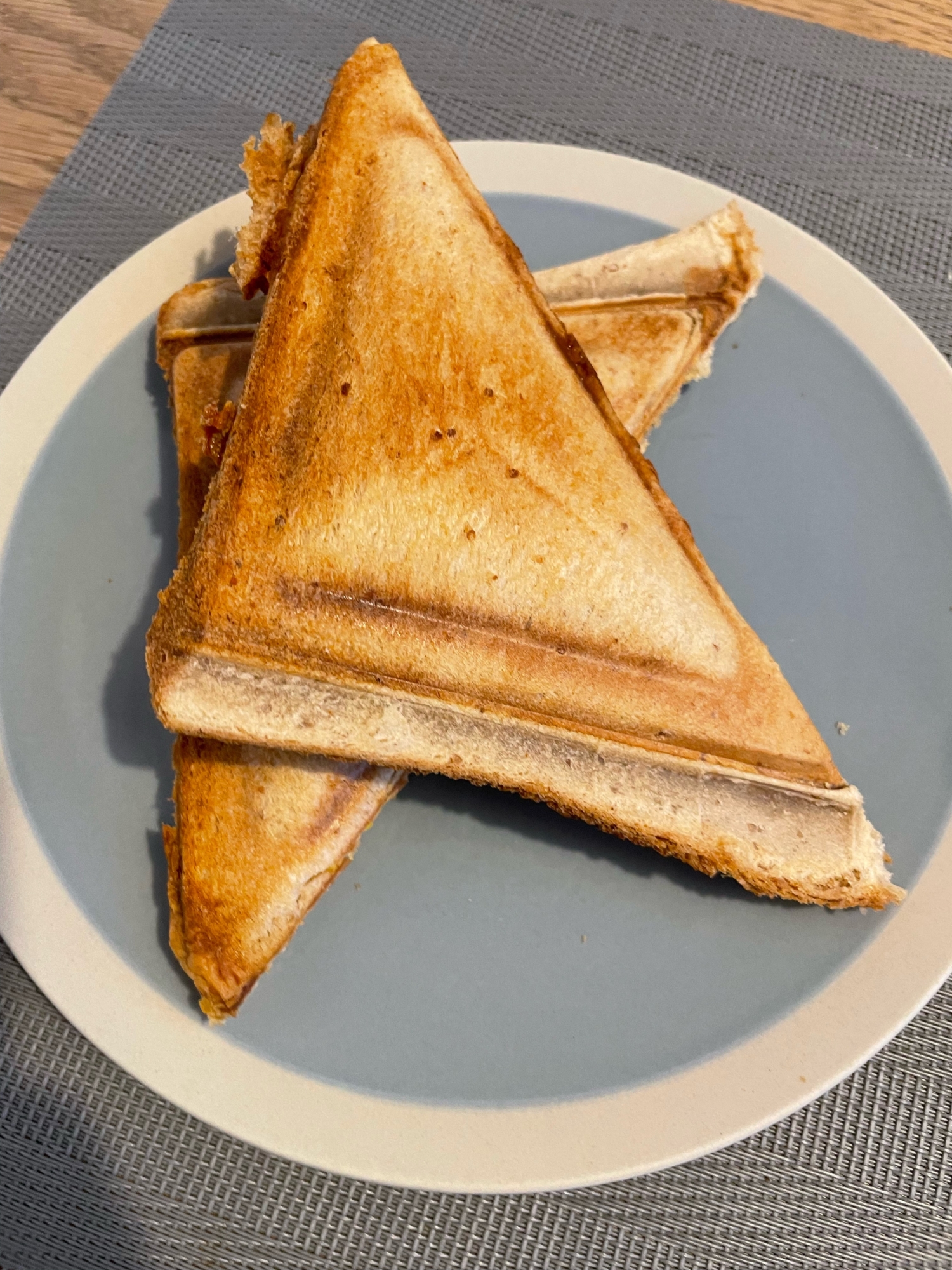 キャンプにもおすすめ！トマトとチーズのホットサンド