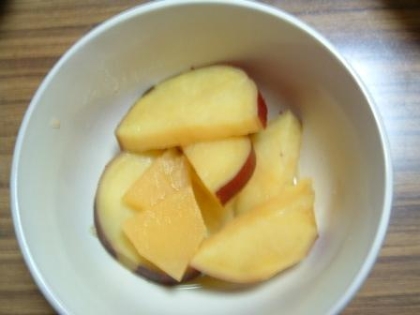 サツマイモとりんごをお砂糖で煮ていましたが、オレンジジュースで煮るとすごく爽やかになるんですね♪おいしかったです！