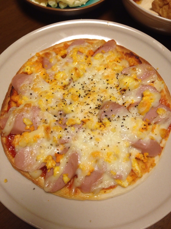 魚肉ソーセージと卵のピザ