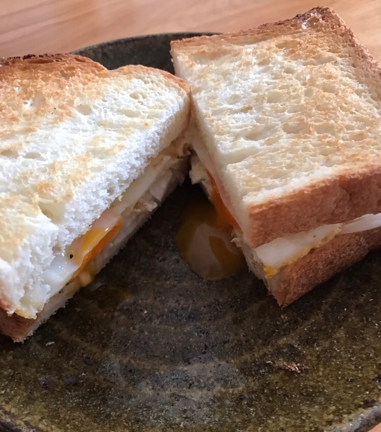 新たまねぎと目玉焼きのホットサンド