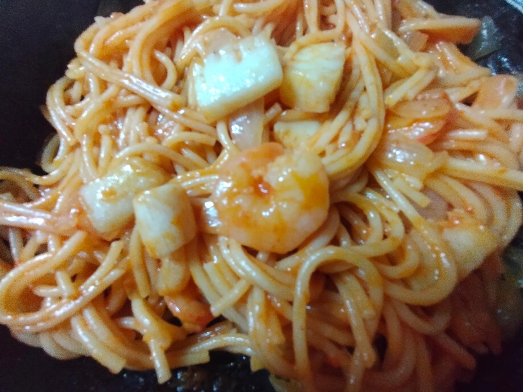 小エビとイカと玉ねぎのカニ トマトクリームパスタ