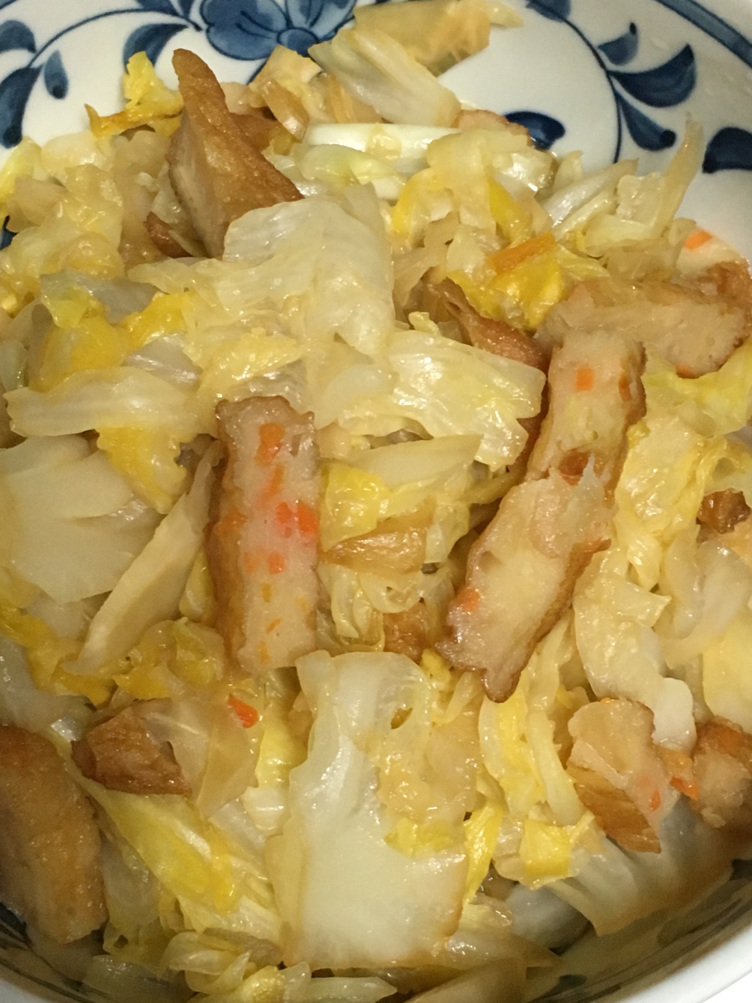 揚げかまぼことキャベツの醤油炒め