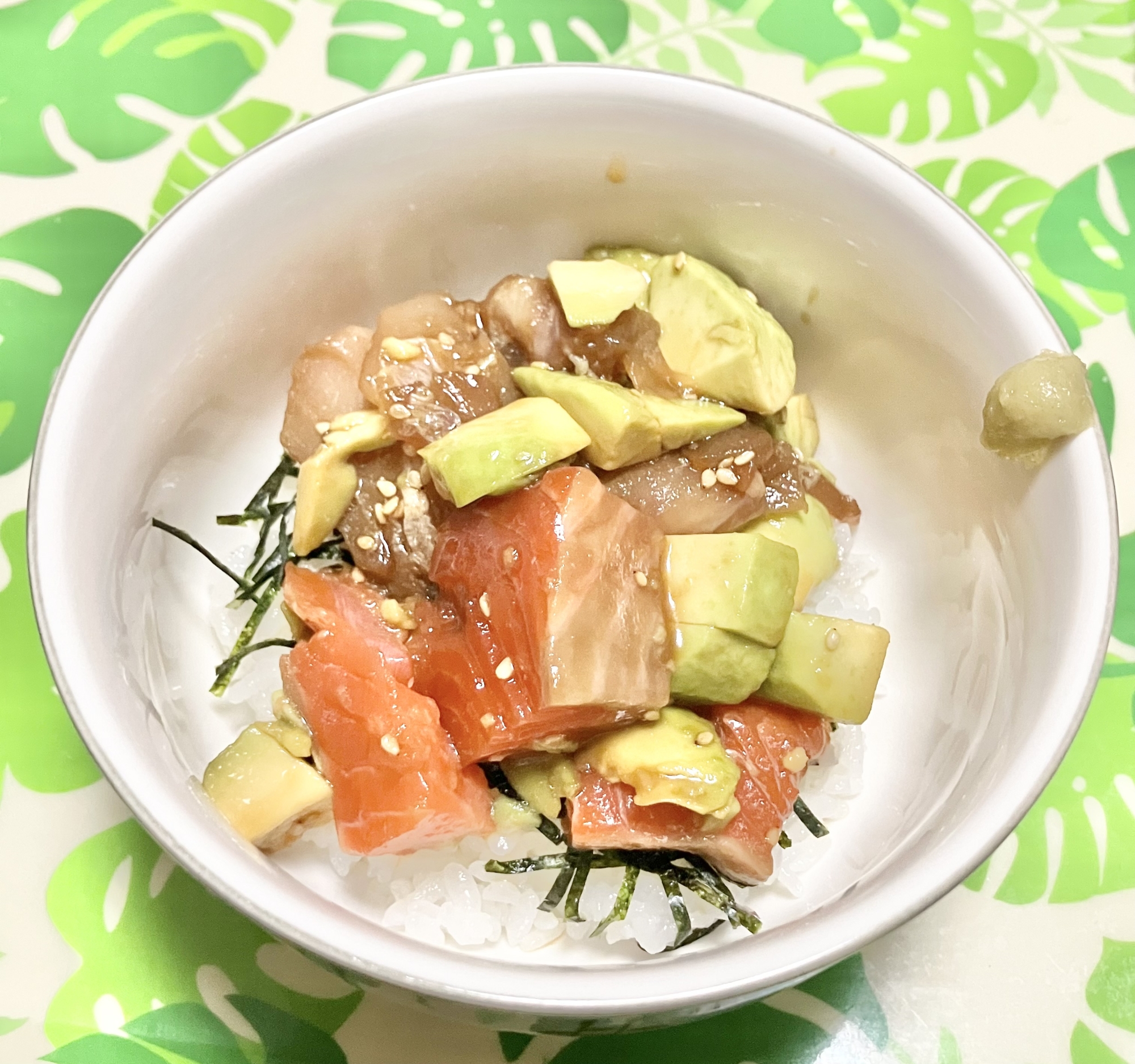 簡単⭐︎マグロとサーモンとアボカドのポキ丼
