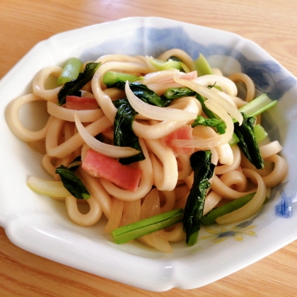 小松菜とベーコン玉ねぎの焼きうどん