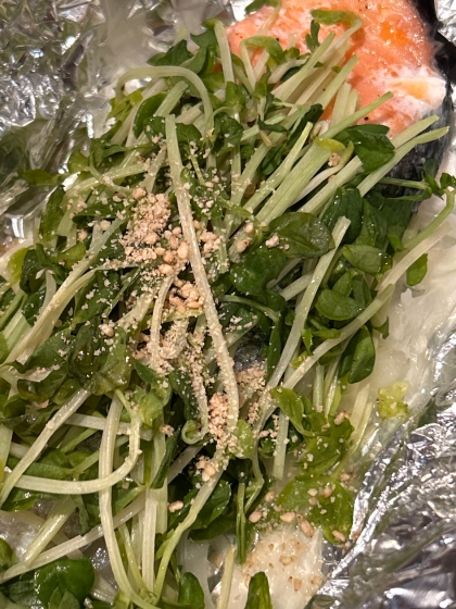 鮭・豆苗・玉ねぎのバタポンごまホイル焼き