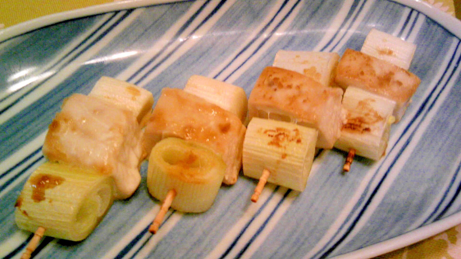 びんちょう鮪と葱の串焼き、生七味唐辛子