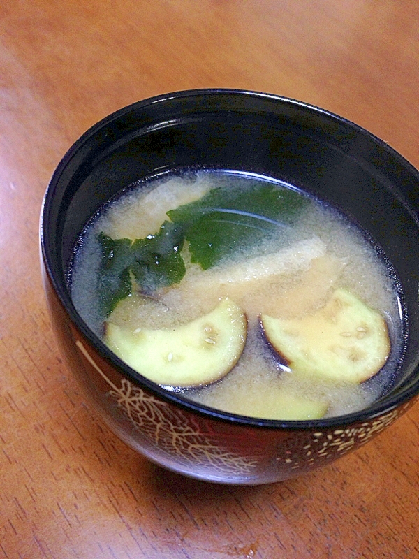 茄子とわかめと油揚げのお味噌汁