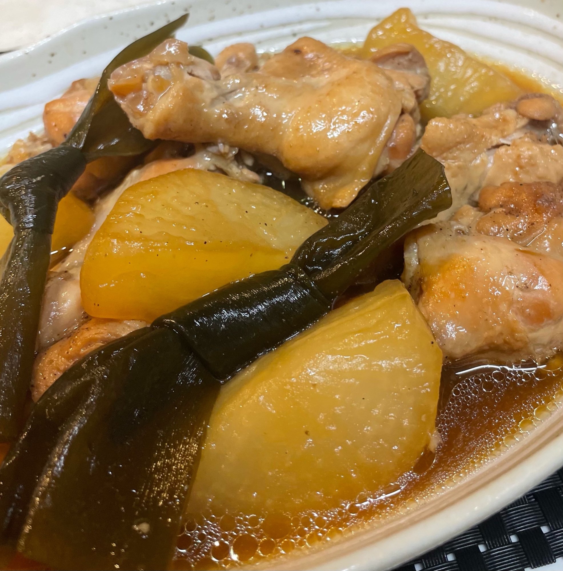 鶏手羽元・結び昆布・大根の煮物