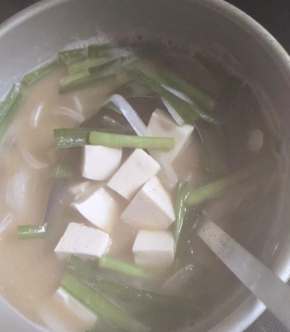 豆腐とニラと小揚げの味噌汁