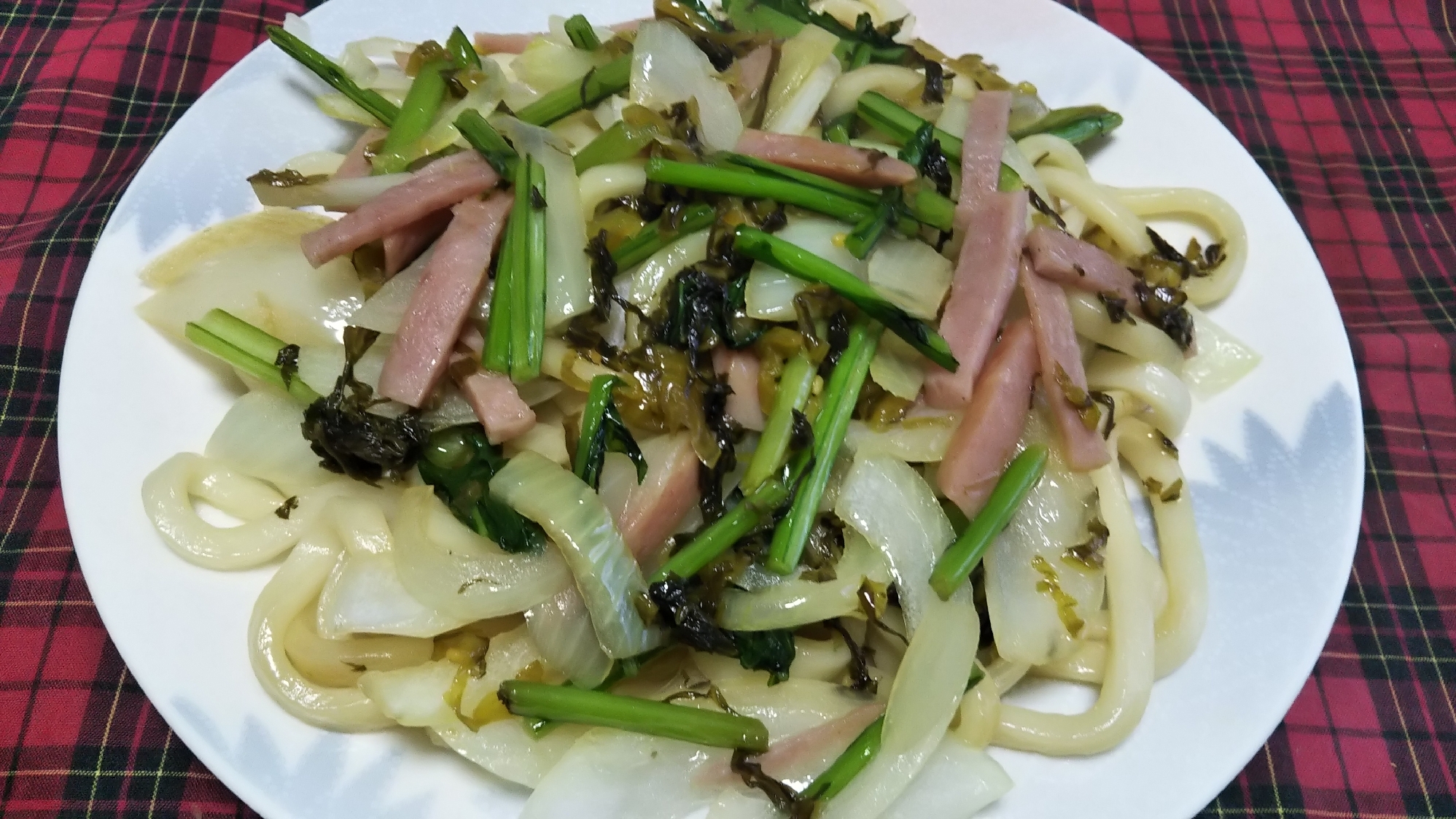 ソーセージとかぶの葉とごま高菜の焼きうどん☆