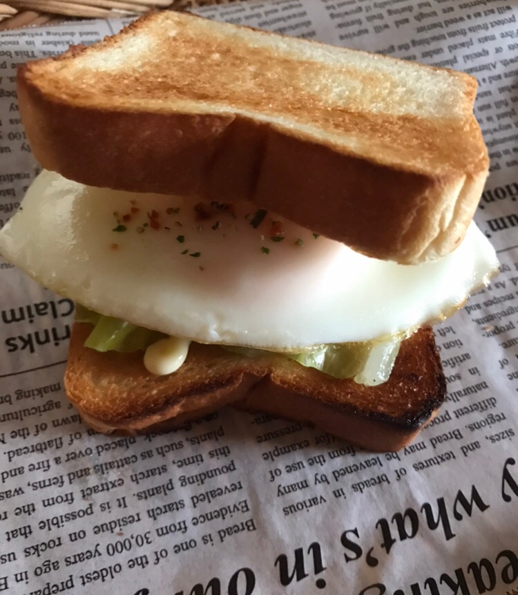 春キャベツと目玉焼きのサンド