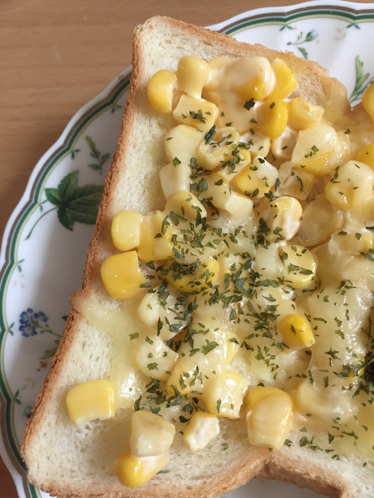 とろ〜りチーズが美味しい❤️コーンマヨトースト