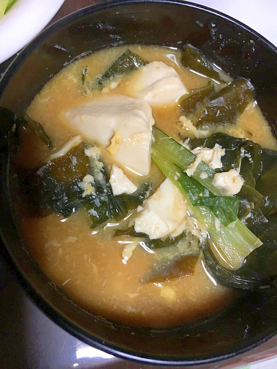 豆腐と大根と小松菜とわかめとしめじの卵とじ汁