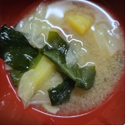 キャベツとじゃがいもとわかめの味噌汁