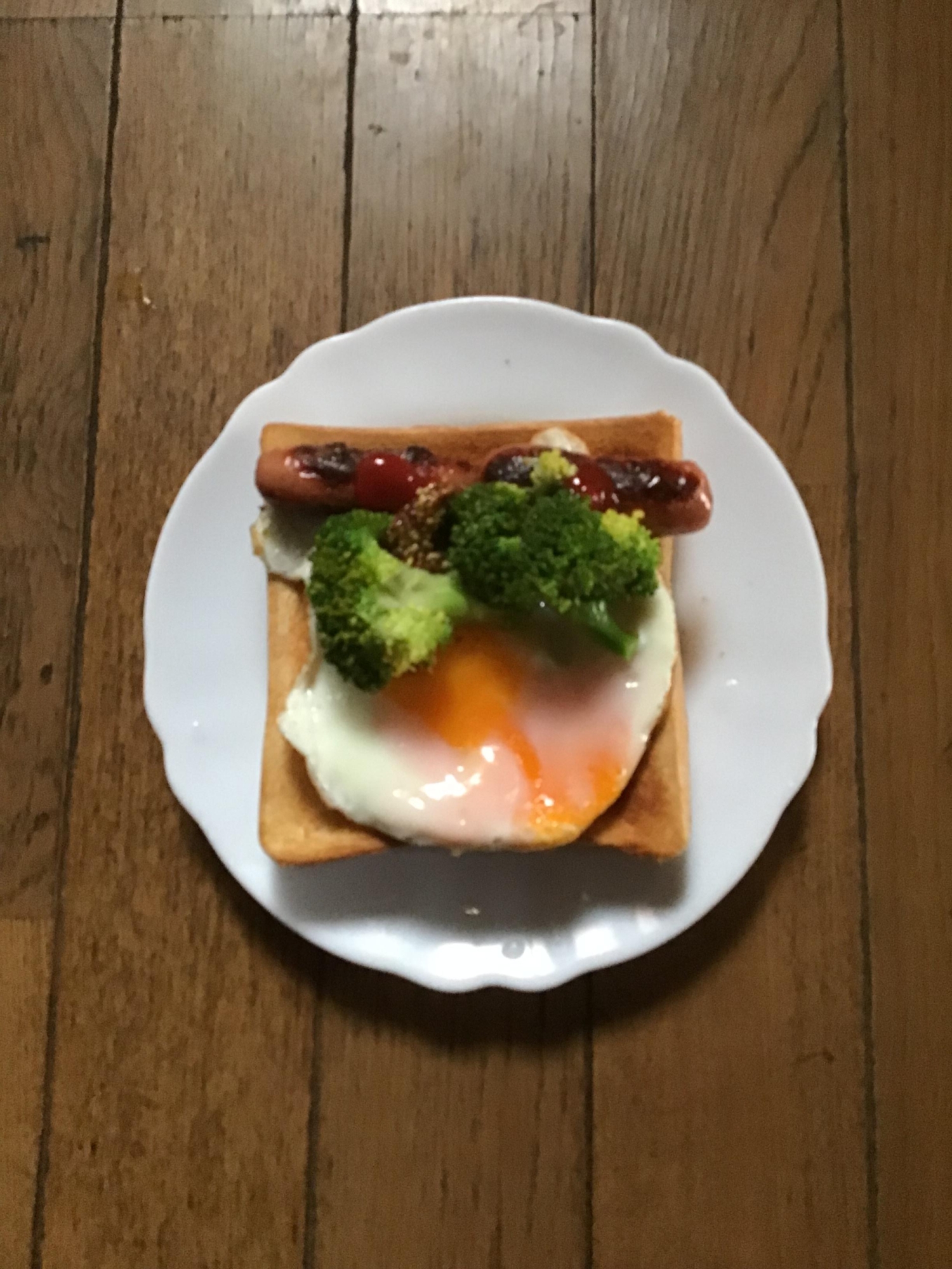 ブロッコリーとウインナーと目玉焼きの食パンサンド。