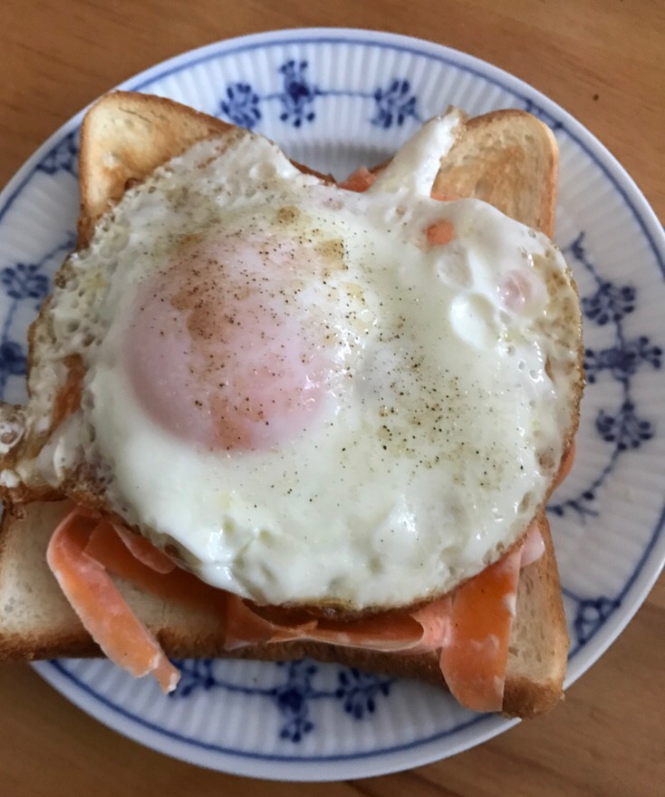 人参ツナマヨサラダと目玉焼きのっけトースト