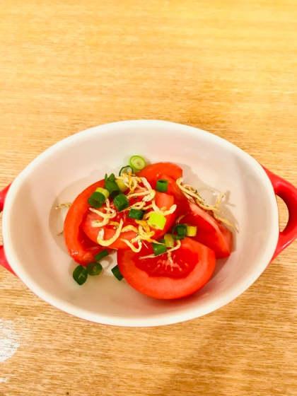 夕飯に簡単、カリカリジャコをのせた冷やしトマト