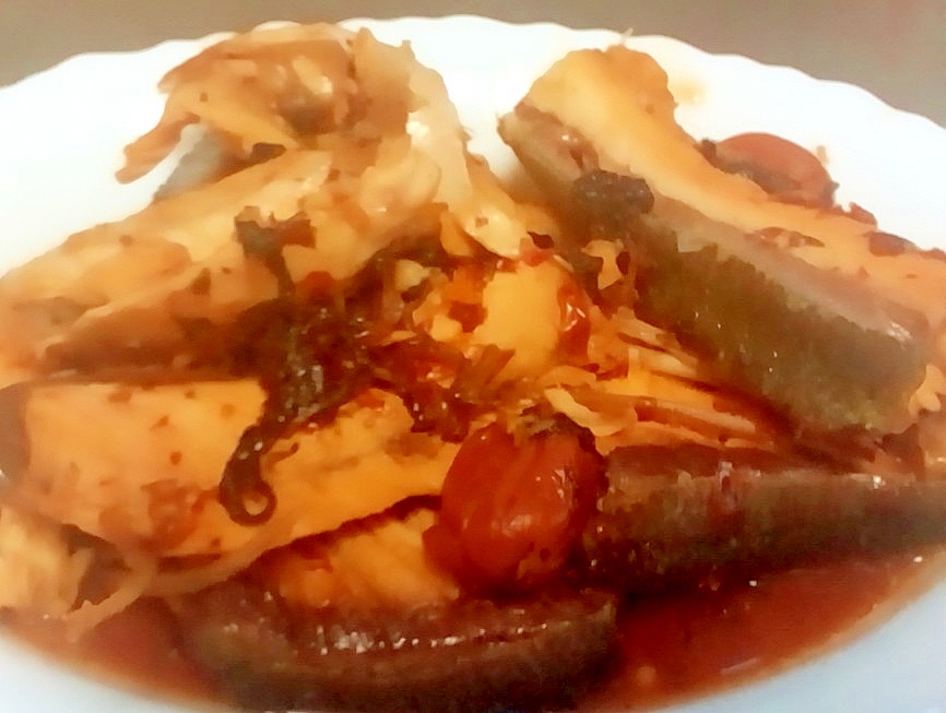 白いお皿に盛り付けたカンパチあらと梅干しの煮物