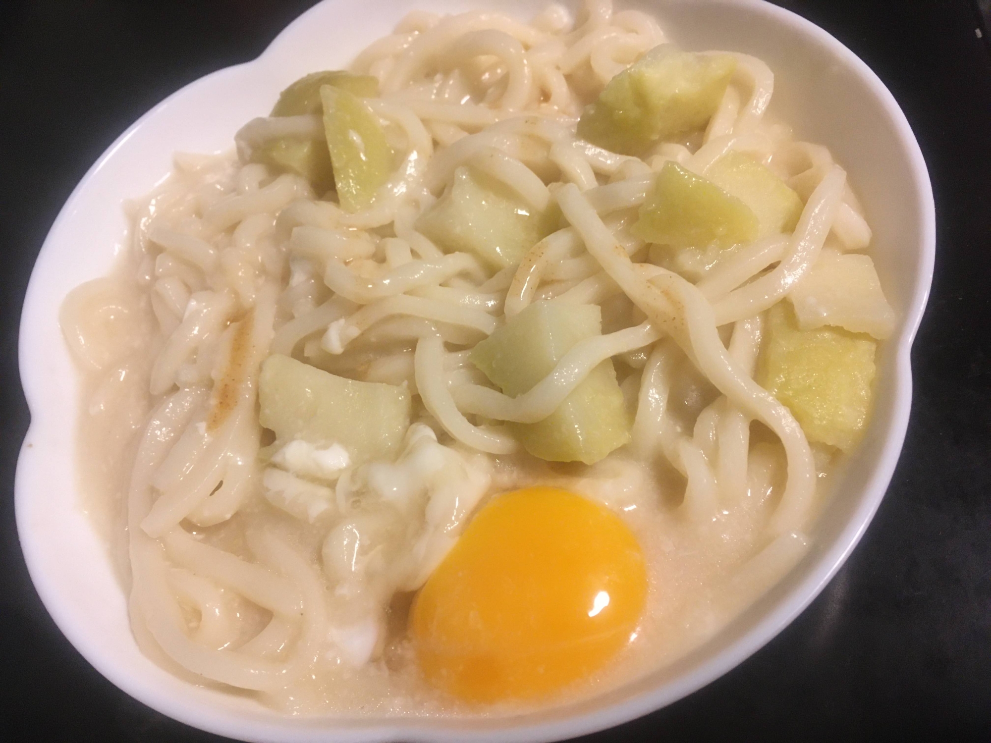 じゃがいもと卵のクリームうどん