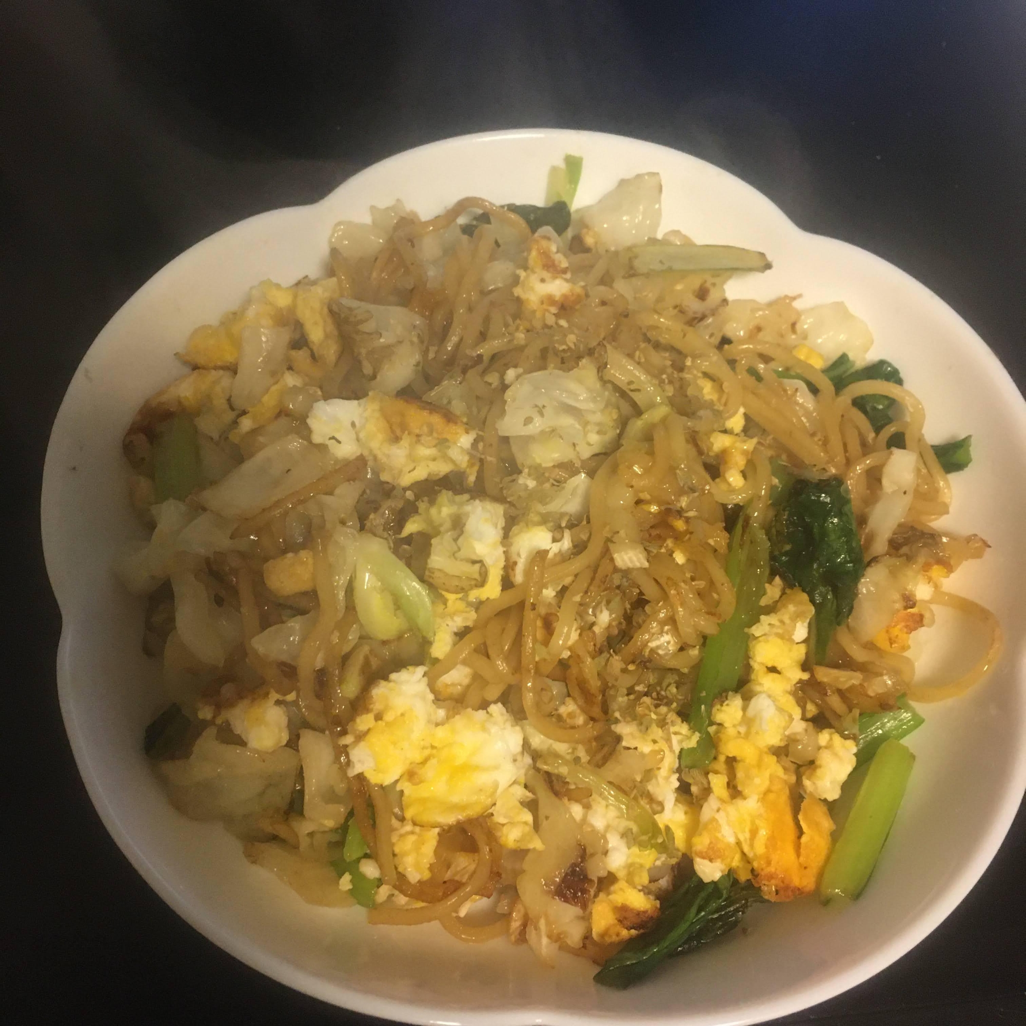 小松菜、キャベツ、カマンベールチーズ、卵の焼きそば