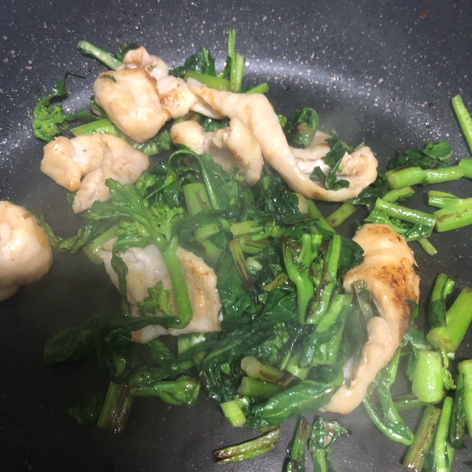 鶏皮とほうれん草炒め