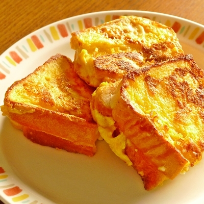 子どもにも食べやすいよう８枚切りを使用、蓋は必要なかったです(^O^)
甘くないフレンチトーストもいいですね～☆朝ごはんにぴったりでした。