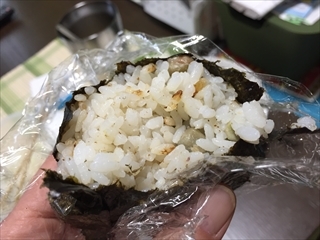 真ん中ずどん、の中具を持ったおにぎりもいいけれど、どこを食べても具にヒットするミックスドタイプも好物です。具がおいしいのでどっちでもいっか、おいしかったゴチソ様