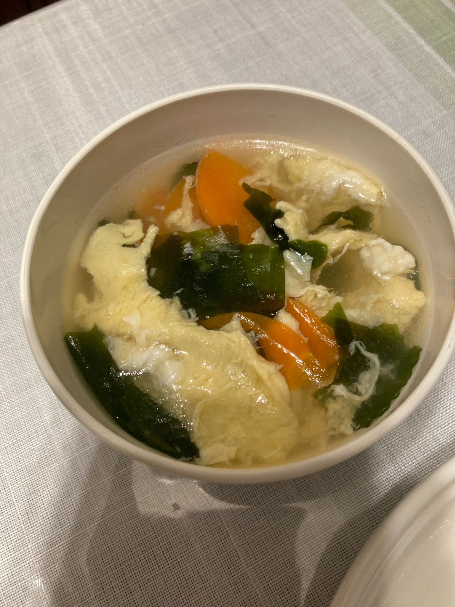 にんじんとわかめの中華風卵スープ