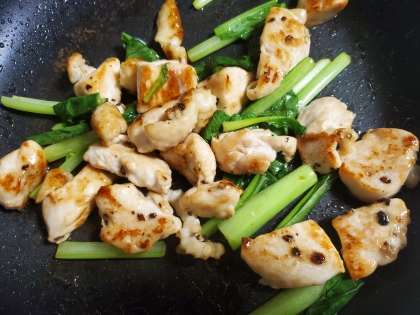 鶏むね肉と小松菜のバター塩昆布炒め