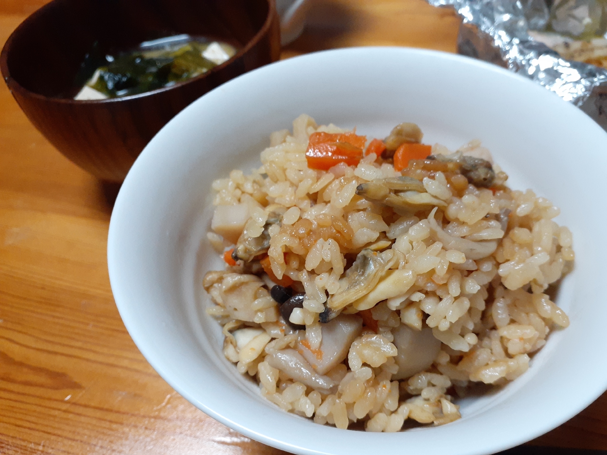 ぷりぷりあさりで！根菜ときのこの炊き込みご飯！