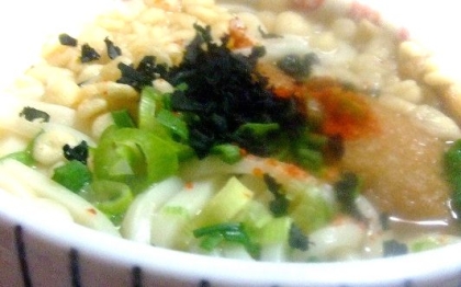 わかめを忘れたので食べる直前に入れました。
かちかちw
食べる頃にはやわらかくなりました(^^ゞ
豪華でおいしいきつねうどんですね（*^^*）//