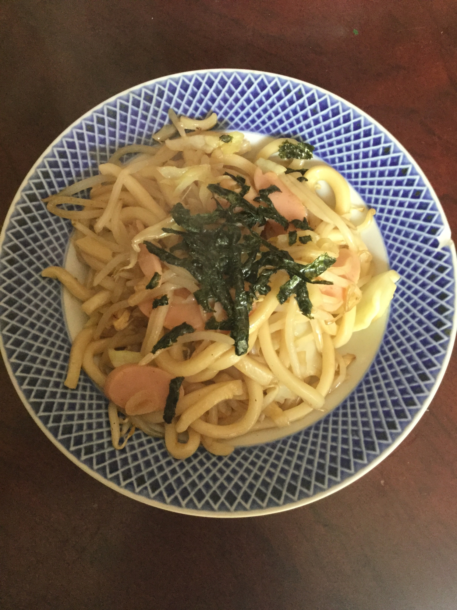 魚肉ソーセージと野菜のバター醤油風焼きうどん。