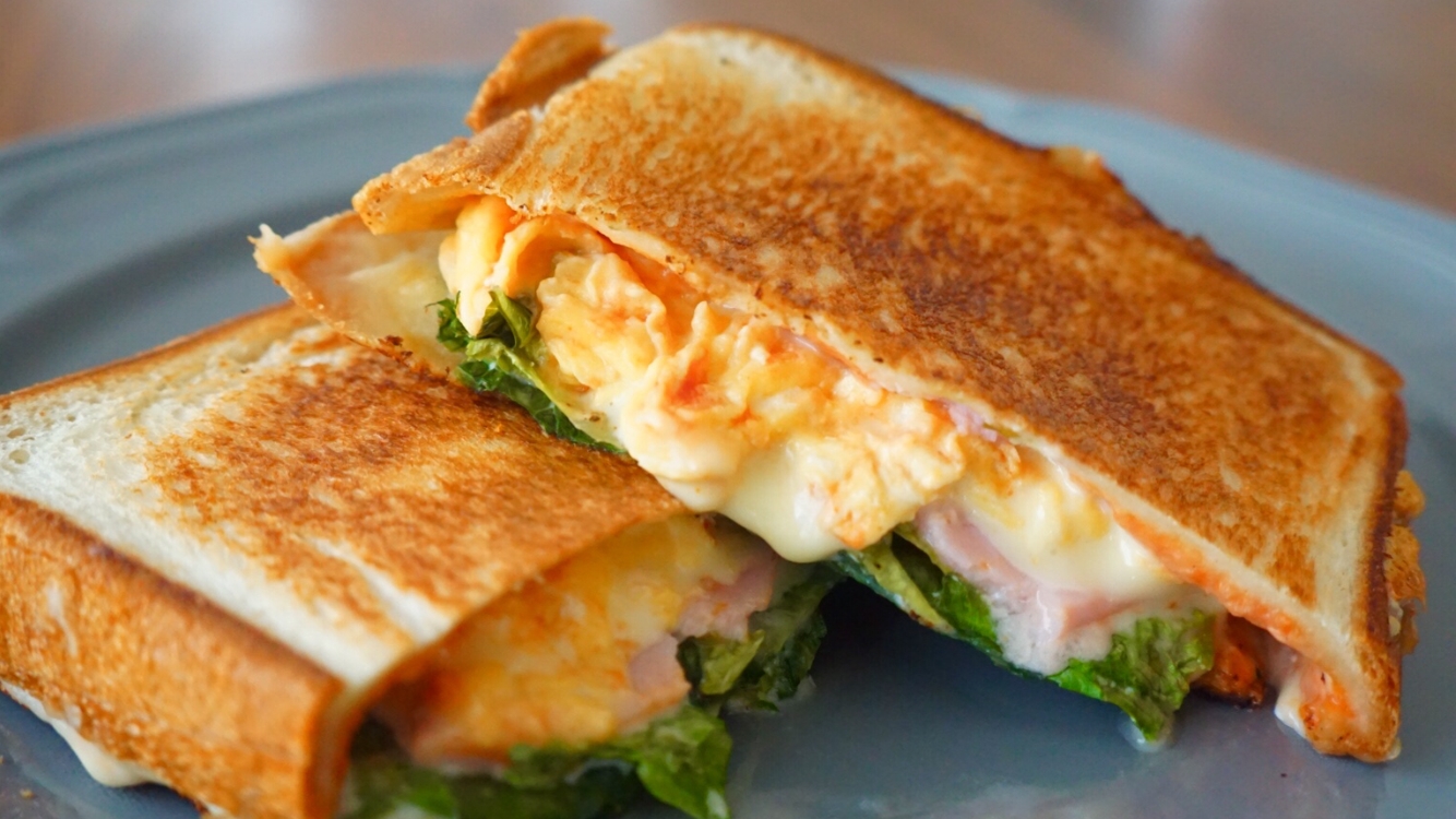 カリッとろっ!ハムチーズエッグのホットサンド