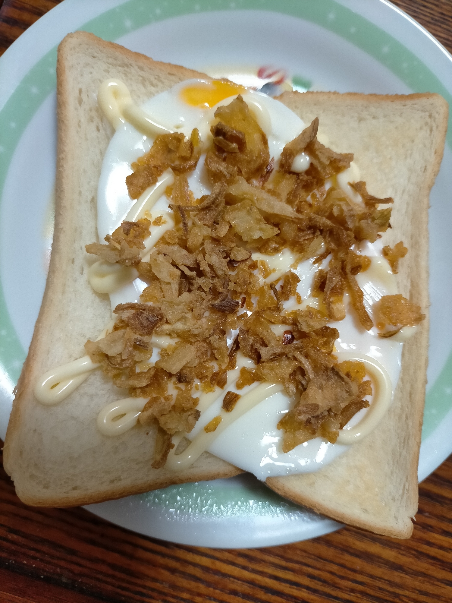 目玉焼きとフライドオニオンのトースト