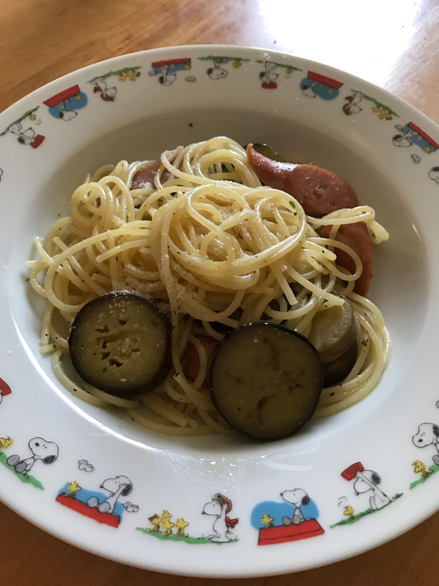 ナスとウィンナーの粉チーズパスタ