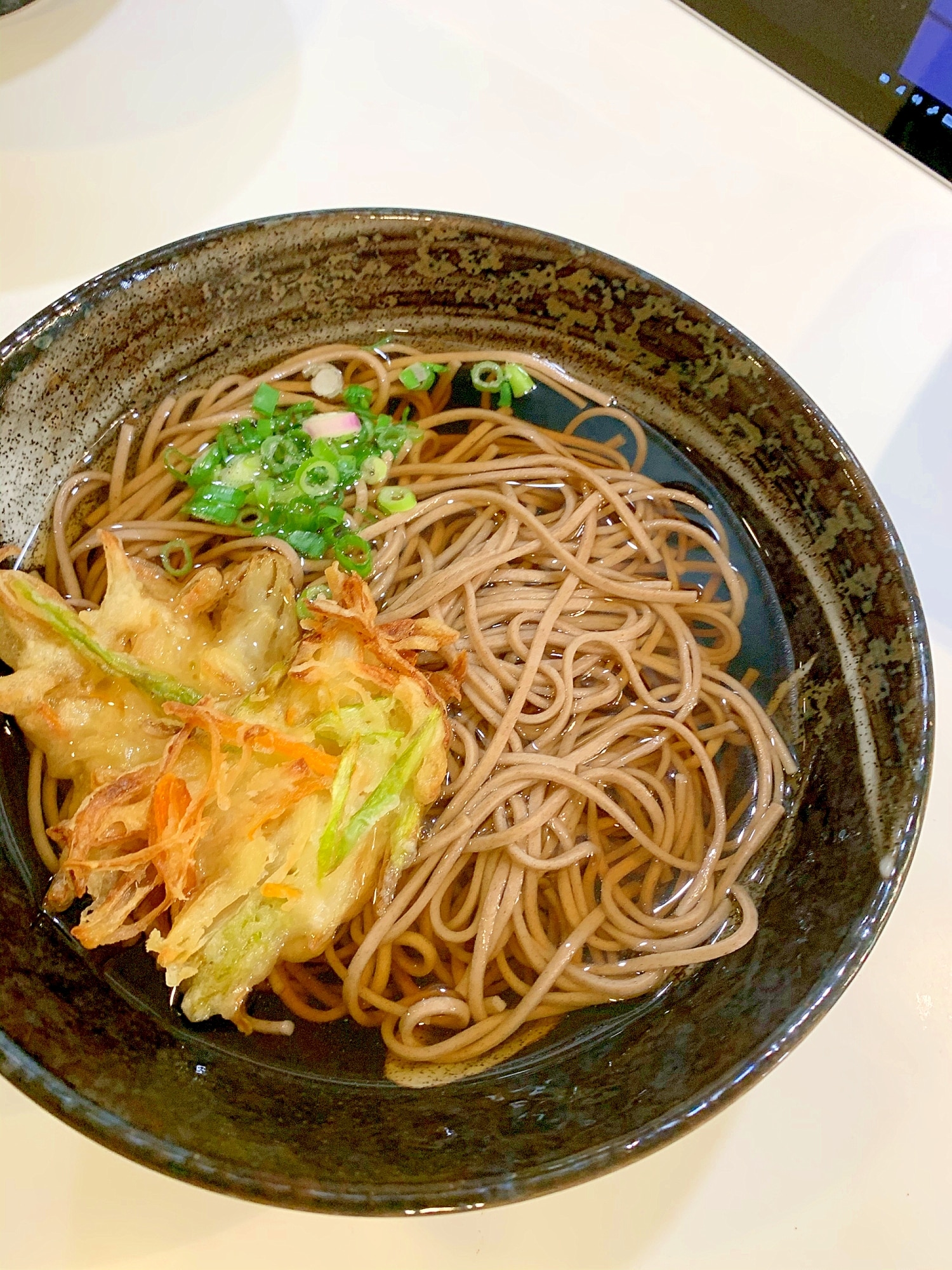 鰹節のお出汁で！温かい蕎麦のつゆ