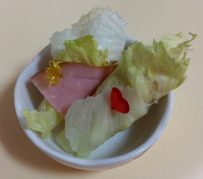 お弁当レシピ☆レタスとハムのクルクル巻き