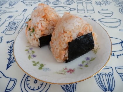 こんにちわ♪
海苔も巻いてみました (^_^)
鮭フレークがなくて、塩鮭で作りました☆
ゴマのプチプチと鮭が美味しいですね ヽ(*´∀`)/
ごちそう様でした♥