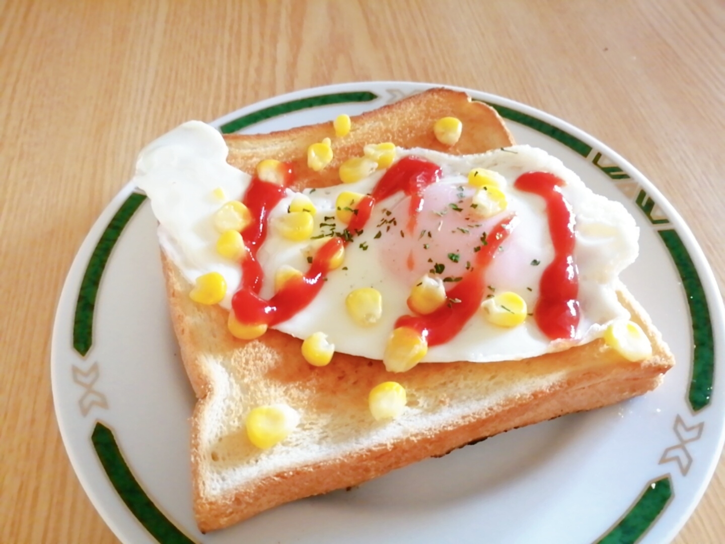 目玉焼きととうもろこしのケチャップトースト